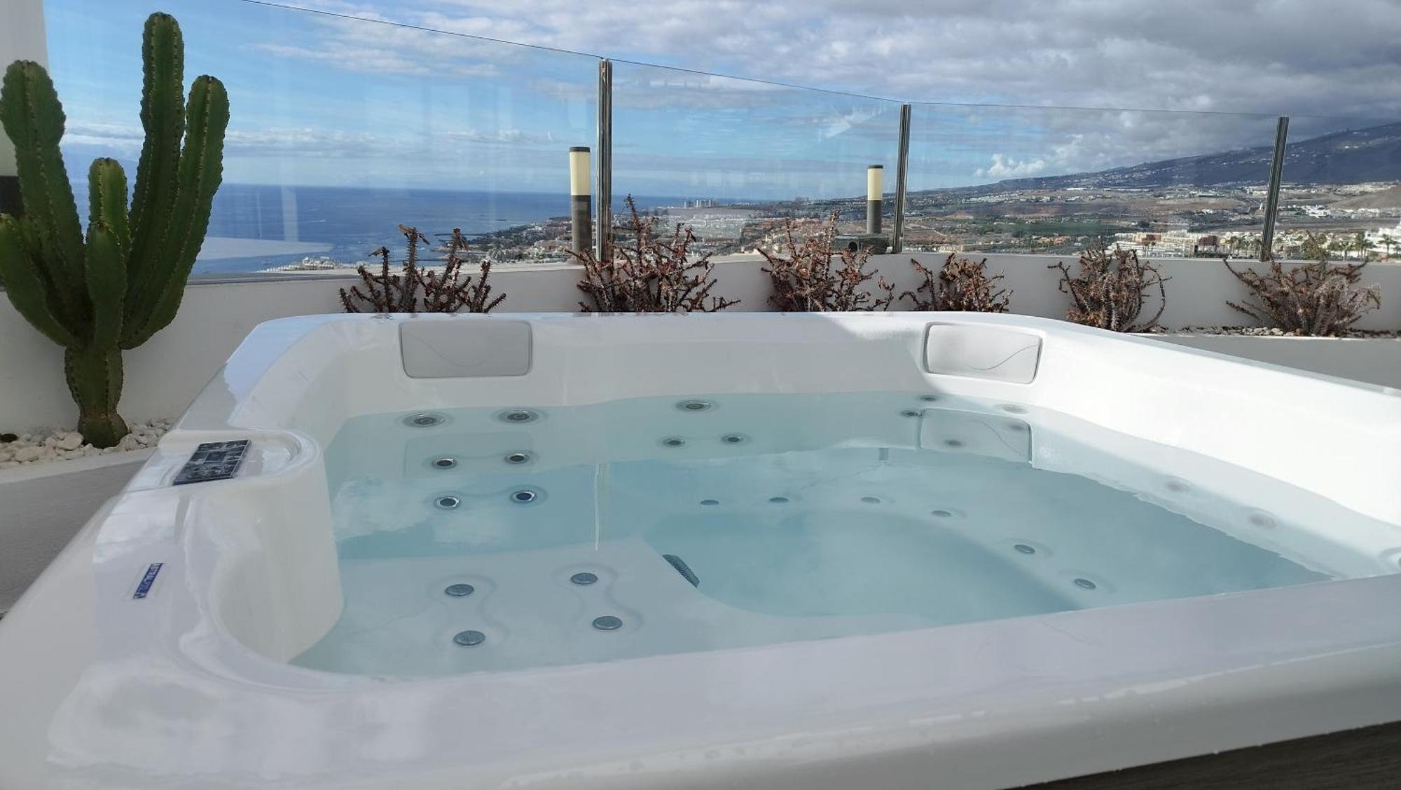 Sunset White Villa - Ocean View, Jakuzzi, Heated Pool, Air-Conditioning, Grill Playa de las Américas Kültér fotó